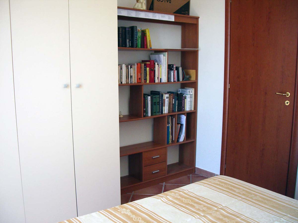 Интерьер спальни. Вид (2): слева шкаф для белья, справа книжный шкаф
