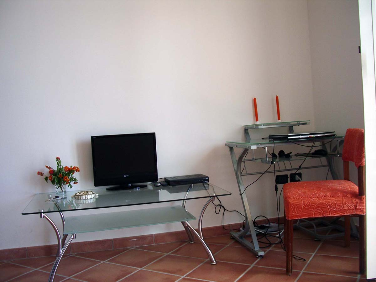 Общая комната (гостиная совмещённая с кухней). Вид (2): Журнальный стол с ТВ и компьютерный стол