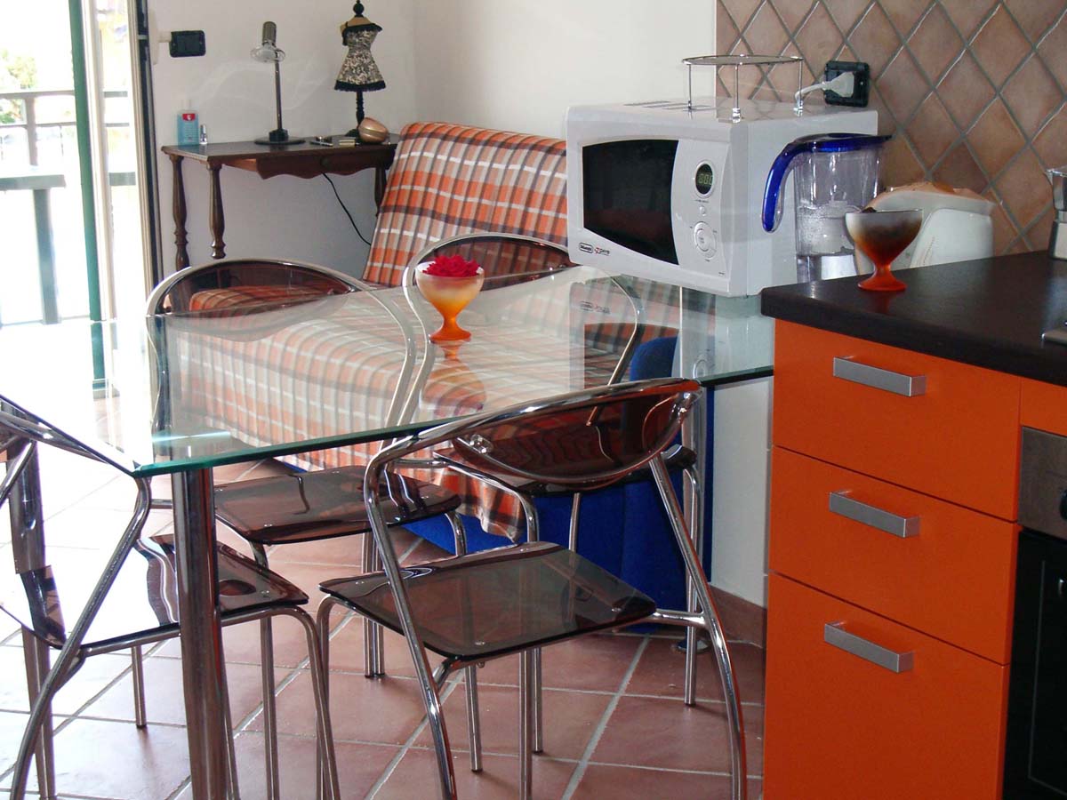 Общая комната (гостиная совмещённая с кухней). Вид (4): На переднем плане обеденный стол